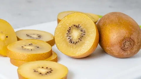 کیوی هایوارد طلایی شیرین و آبدار با طعم استوایی دلپذیر